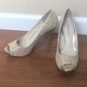 Peep-toe Gold Audrey Brooke Heels